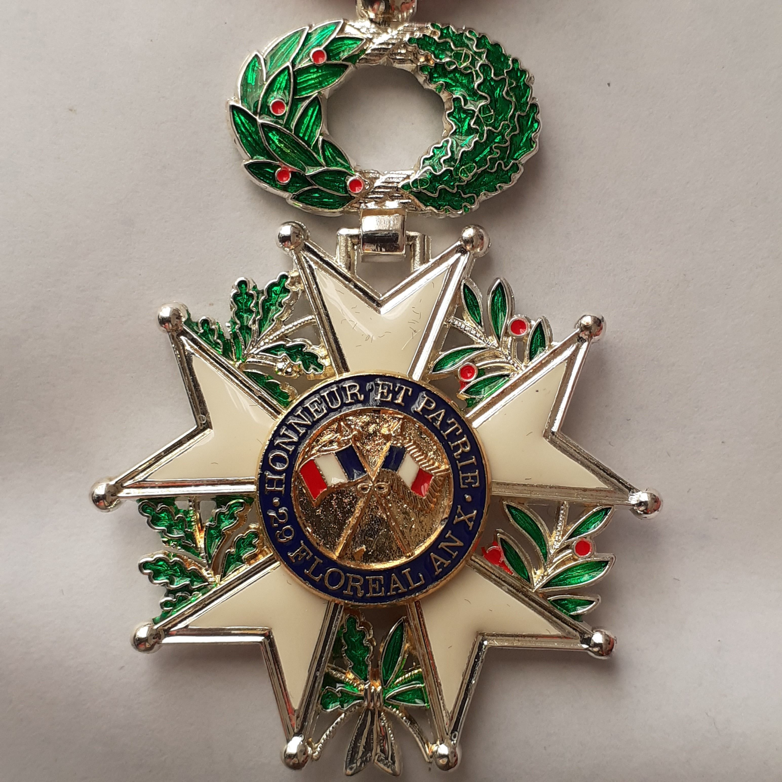 Ordre des décorations françaises : Hiérarchie, règles de port et grammaire silencieuse de l’honneur républicain